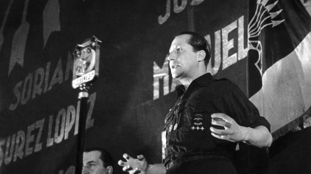 José Antonio Primo de Rivera durante un mitin de Falange