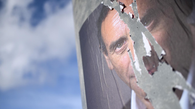Poster de Eric Zemmour, rajado en dos durante las protestas en su contra