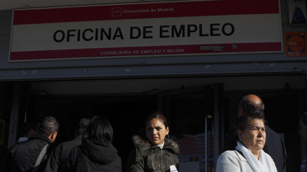 Desempleados esperan a las puertas de una oficina de empleo en Madrid