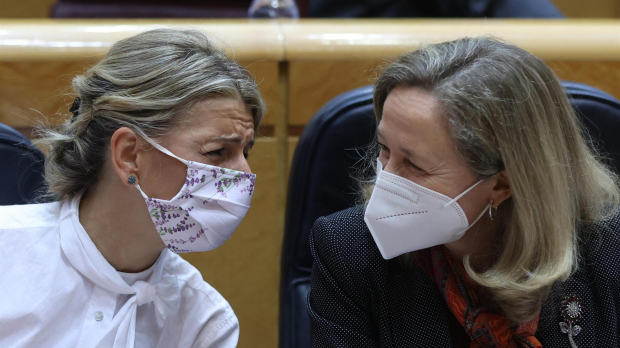 Las vicepresidentas Yolanda Díaz (i) y Nadia Calviño durante la sesión de control al Gobierno en el pleno del Senado