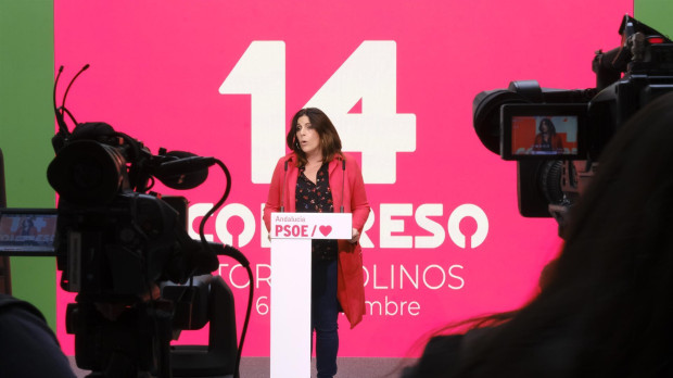 La portavoz parlamentaria del PSOE-A, Ángeles Férriz, informa del XIV Congreso Regional.