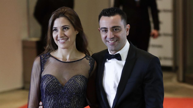 El nuevo entrenador del Barcelona, Xavier Hernández, y su mujer, Nuria Cunillera, durante la boda de Leo Messi en 2017