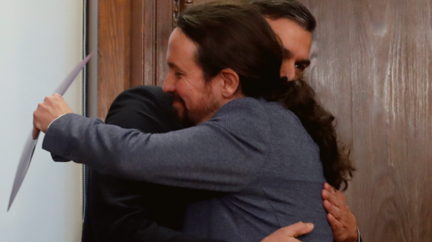 pablo iglesias y Sánchez se abrazan
