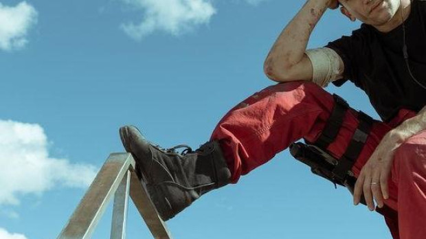 Jaime Lorente en un descanso de rodaje de 'La Casa de Papel' | Instagram