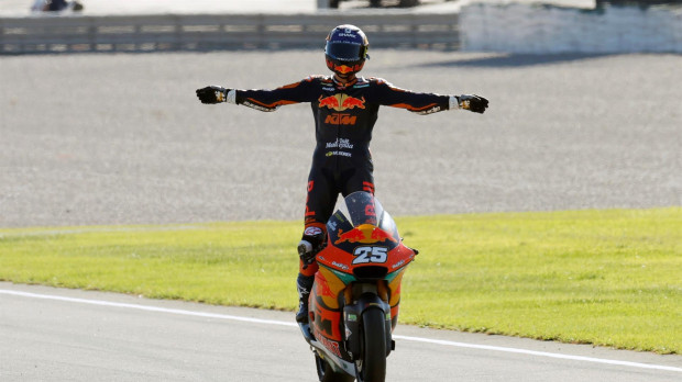 El piloto español de Moto 2, Raúl Fernández tras ganar la carrera en el circuito Ricardo Tormo de Cheste
