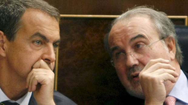 José Luis Rodríguez Zapatero y Pedro Solbes, por entonces presidente y ministro de economía, ambos minimizaron el alcance de la crisis de 2008. fotografía de 2009 en el congreso