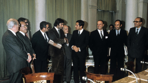 Enrique Tierno Galván, Santiago Carrillo, José María Triginer, Joan Raventos, Felipe González, Juan Ajuriaguerra, Adolfo Suárez, Manuel Fraga, Miguel Roca y Leopoldo Calvo Sotelo (i-d) posan para los medios tras la firma de los «Pactos de la Moncloa»