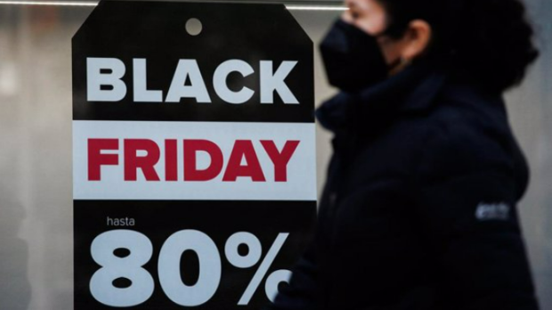 Un comercio anuncia descuentos del 80% por el Black Friday.