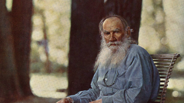 León Tolstoi en su finca de Yasnaia Poliana, primer retrato ruso en color