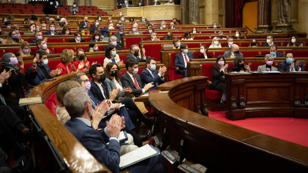 Los miembros del Govern aplauden después de que el Parlament haya tramitado los Presupuestos de la Generalitat de 2022
