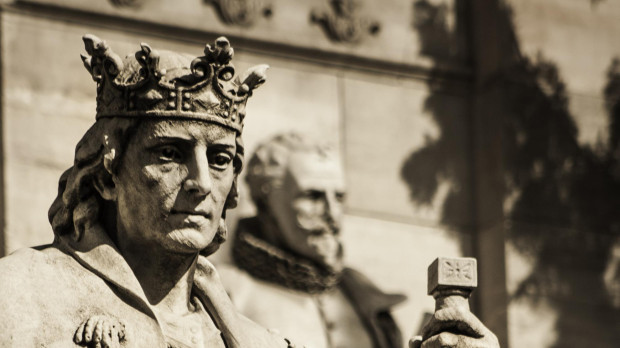 Estatua de Alfonso X el Sabio en la Biblioteca Nacional