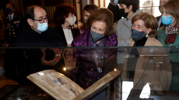 La reina Sofía durante la inauguración de la exposición de los siete códices de Alfonso X el Sabio, que se exponen juntos por primera vez, con motivo del VIII centenario del nacimiento del Rey Sabio, en la Real Biblioteca del Monasterio de San Lorenzo de El Escorial