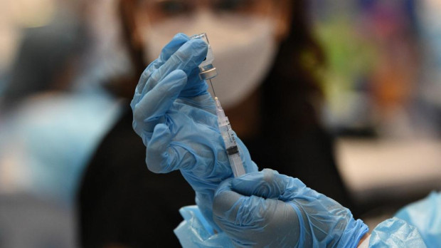 Una médico prepara una dosis de vacuna contra el coronavirus