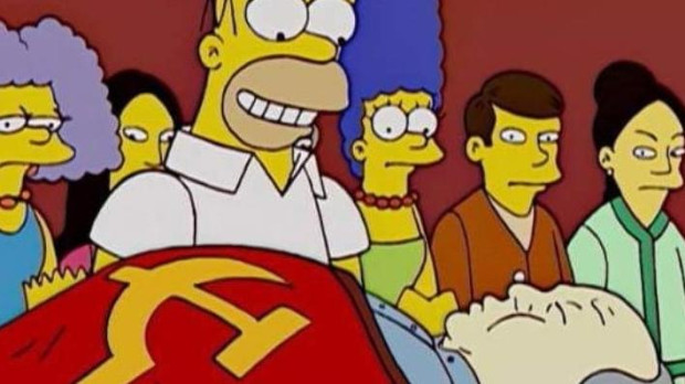 Escena del capítulo de Los Simpson con Homer visitando la tumba de Mao