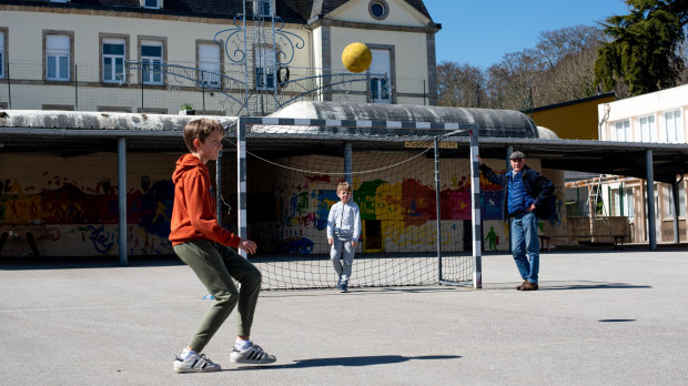 Niños jugando al fútbol en el patio