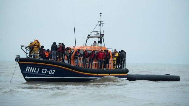 Un barco de rescate británico detiene a un grupo de migrantes que intentaban cruzar el Canal de la Mancha