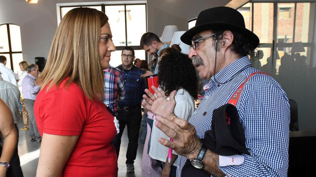 El alcalde de Castroverde (Zamora) conversa con la entonces vicesecretaria del PSOE Castilla y León, Virginia Barcones en septiembre de 2019