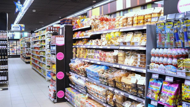 Productos en los estantes de un supermercado