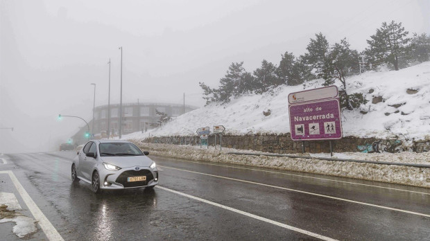 Un coche atraviesa por carretera el Puerto de Navacerrada, en Cercedilla (Madrid)