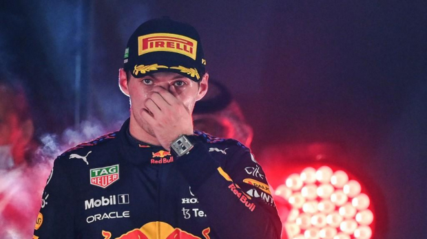 El joven holandés, 24 años, y el siete veces campeón del mundo, de 36, llegan a la última carrera empatados a 369,5 puntos