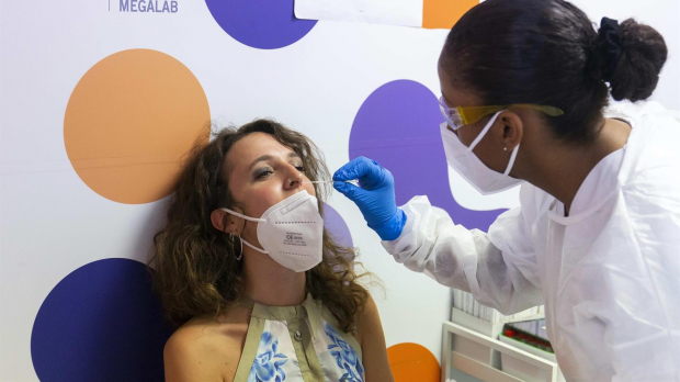 Una médico realiza una prueba de coronavirus a una mujer