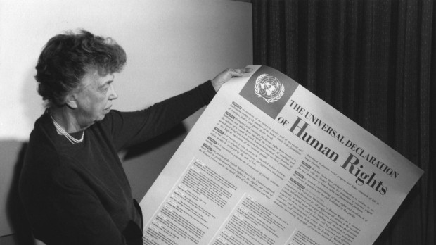 Eleanor Roosevelt sosteniendo una copia en inglés de la Declaración Universal de los Derechos Humanos