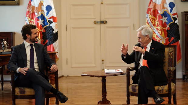 El presidente del PP, Pablo Casado, con el presidente de Chile, Sebastián Piñera