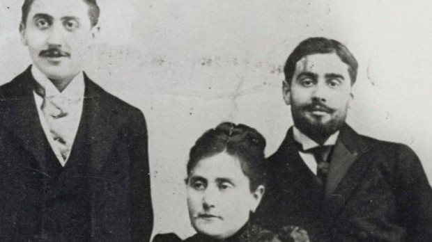 Marcel Proust (izq.) con su madre Jeanne y su hermano Robert, en 1896