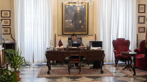 El alcalde de Cádiz en su despacho presidiendo el Pleno telemático