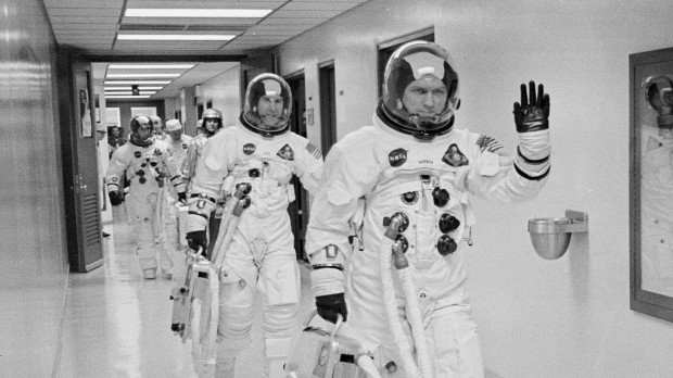 La tripulación del Apolo 8 se dirige al cohete que los llevaría a la Luna