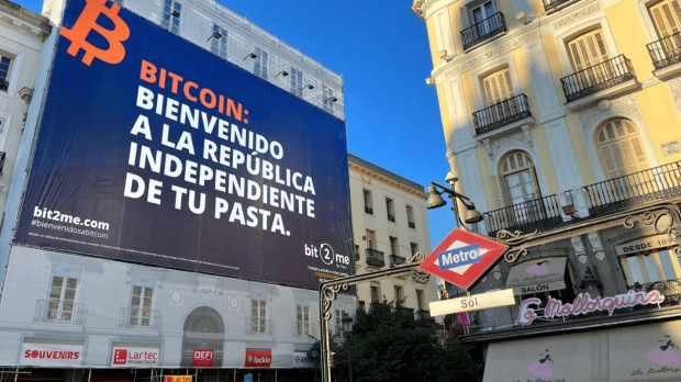 Cartel de Bit2Me en la Puerta del Sol, en Madrid