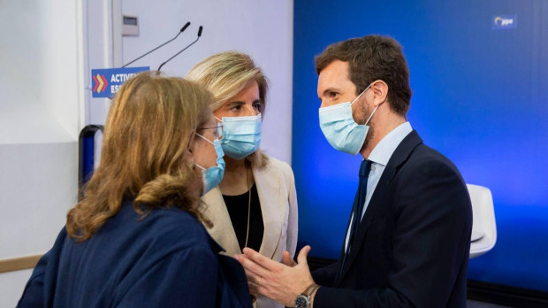 Pablo Casado, Fátima Báñez y Elvira Rodríguez en julio de 2020