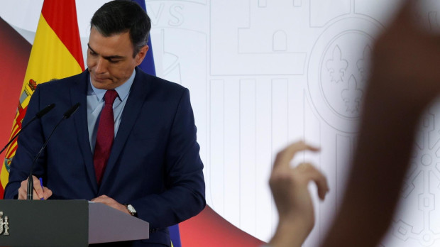 Un periodista levanta la mano durante la comparecencia de Sánchez