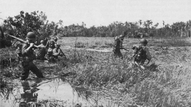 La 1.ª División de Caballería de Estados Unidos vadea un pantano en Leyte