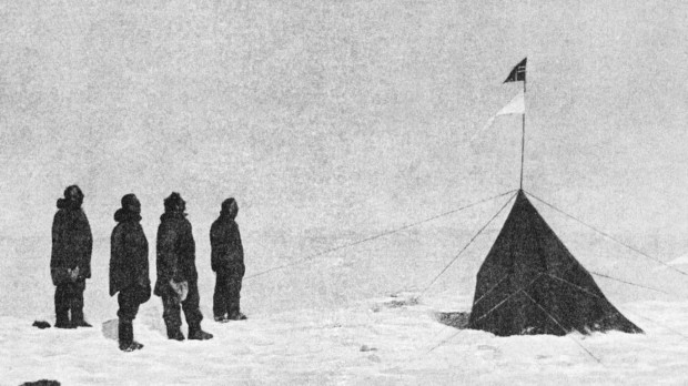 Amundsen junto a los miembros que integraron la expedición. Se puede ver la tienda erigida con la bandera de Noruega