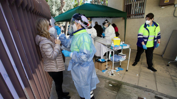 Sanitarios realizan pruebas de antígenos en el centro de salud de San Andrés de Murcia