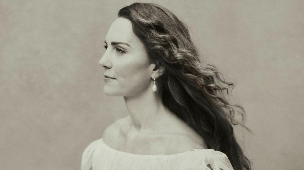 Kate Middleton, duquesa de Cambridge, luce unos pendientes de la princesa Diana de Gales en uno de los retratos por su 40 cumpleaños