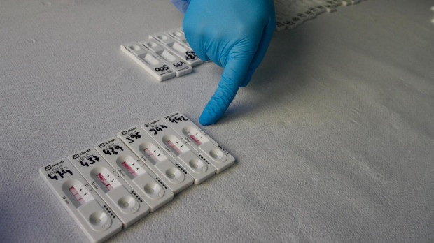 Detalle de varios test de antígenos positivos en el centro de salud de San Andrés de Murcia el día de Reyes