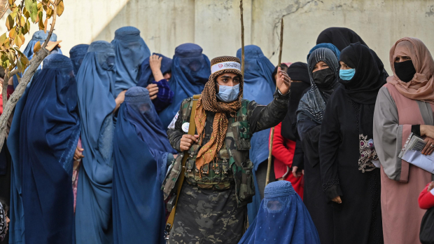 Un grupo de mujeres hace cola para recibir comida en Afganistán
