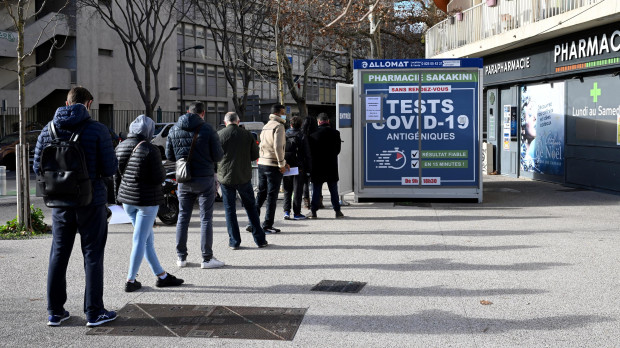 Cola para hacerse test de antígenos en Marsella (Francia), el pasado 10 de enero