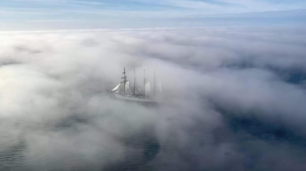 foto de enero del calendario 2022 de la @Armada_esp en la que el buque escuela ‘Juan Sebastián de Elcano’ navegaba en mitad de la niebla por el océano Pacífico en su XI Vuelta al Mundo.