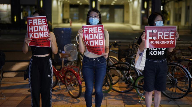 Tres ciudadanas de Hong Kong protestan contra la ley de seguridad nacional que ha permitido al Gobierno chino actuar contra la oposición democrática de la excolonia inglesa
