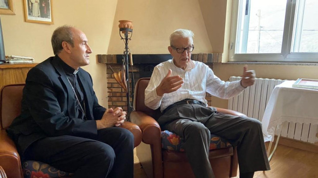 Eloy Tato, a la derecha, en compañía de Jesús Fernández, obispo de Astorga