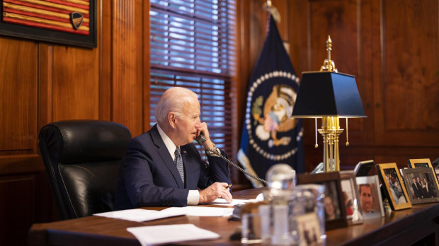 Biden hablando por teléfono con su homólogo ruso, Vladimir Putin, a finales de diciembre de 2021