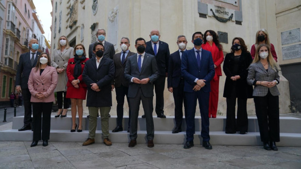 Juanma Moreno, hoy, con los miembros del Consejo de Gobierno que se ha celebrado en Cádiz