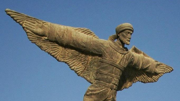 Estatua de Abbás Ibn Firnás, el hombre que inventó el paracaidismo, en Bagdad