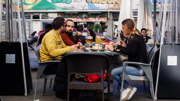 Jóvenes en una terraza de Madrid