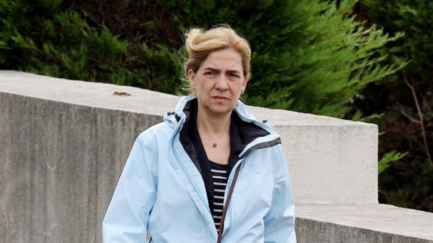 La Infanta Cristina ha sido fotografiada por peimera vez sola en Ginebra, más delgada y triste tras trascender su divorcio con Iñaki Urdangarin