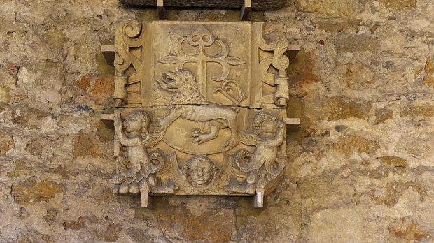 Escudo del priorato en el Convento de San Marcos de León