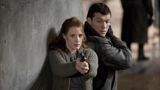 John Madden, el realizador de Shakespeare enamorado, dirigió en 2010 la versión estadounidense de la cinta israelí La deuda, de 2007. Una y otra relatan cómo, en 1965, tres jóvenes agentes del Mossad, el servicio de inteligencia de Israel, capturan al cirujano de Birkenau, un criminal de guerra nazi. Esa parte de la película protagonizada por Jessica Chastain, Sam Worthington y Tom Wilkinson y lo que acontece justo después es, a buen seguro, la mejor y más intrigante de una historia que tiene continuidad tres décadas después, ya con Helen Mirren dando vida al personaje de Jessica Chastain. Una gran actriz por otra. Así el cambio no se nota.